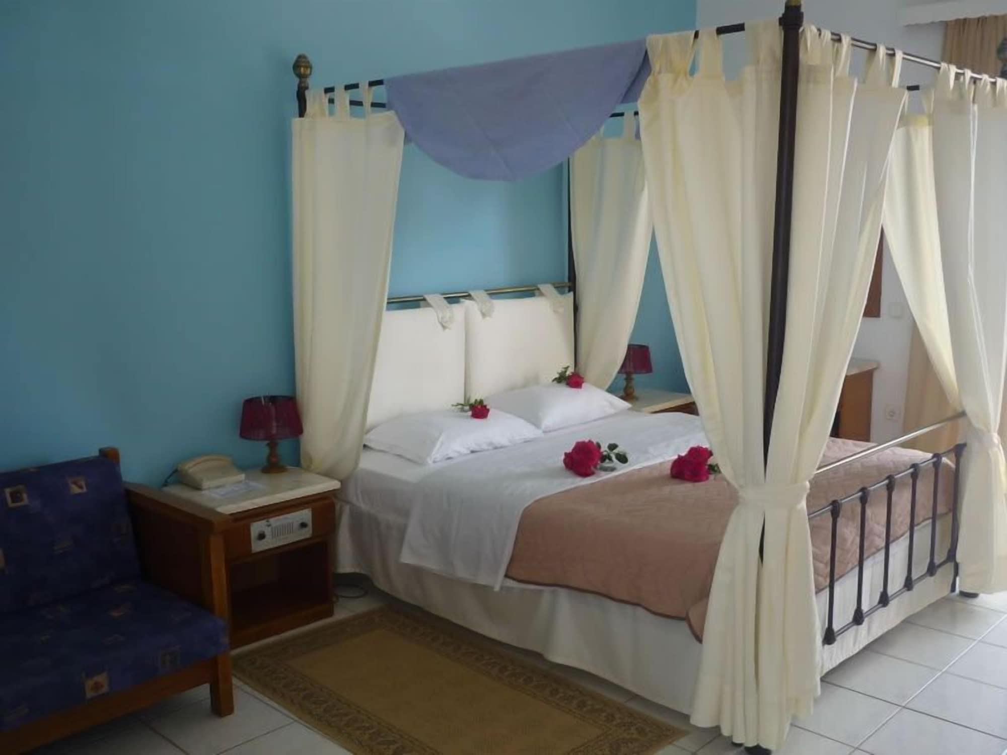 Hotel Oasis Kyparissia Exterior photo