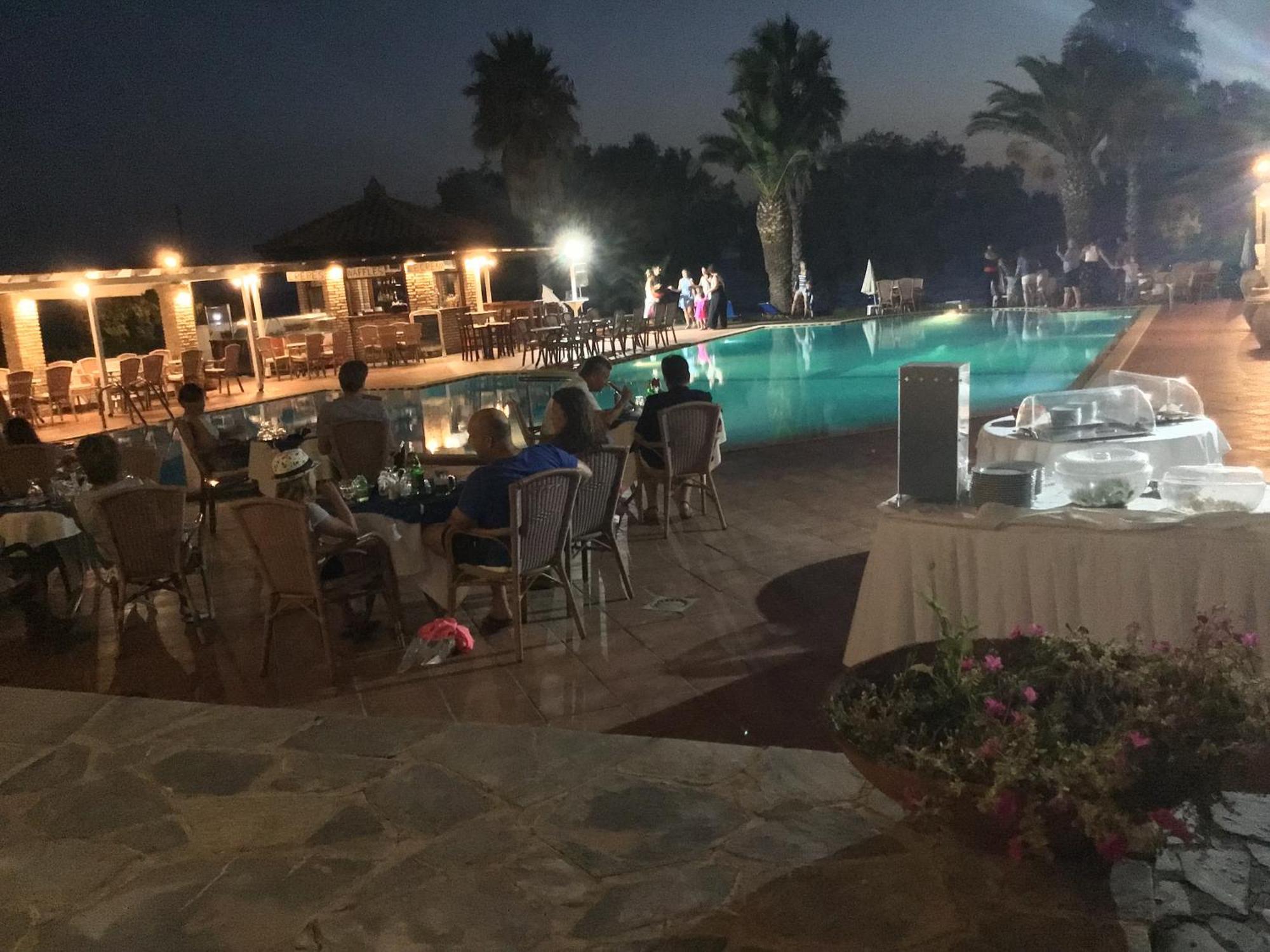 Hotel Oasis Kyparissia Exterior photo