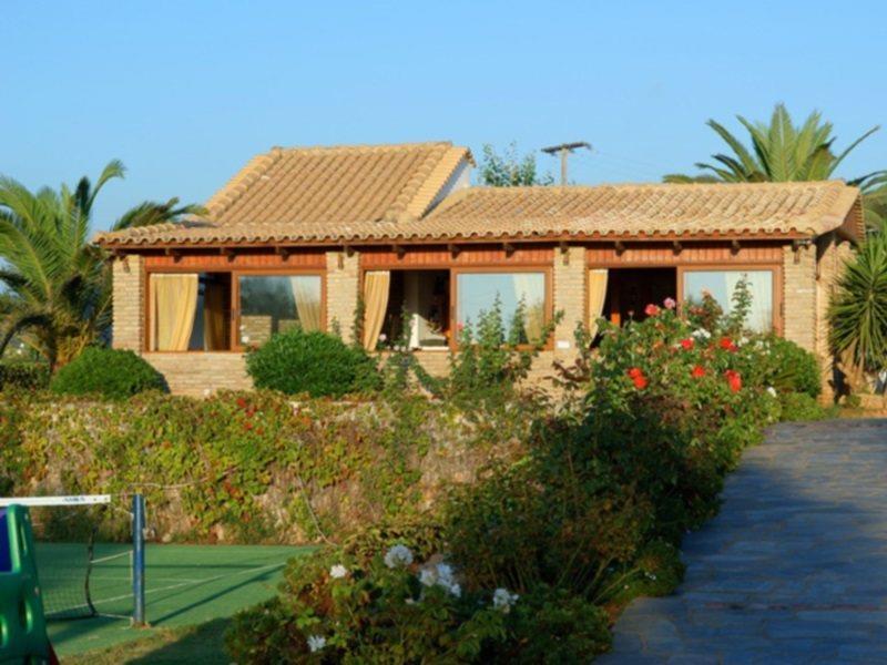 Hotel Oasis Kyparissia Exterior photo