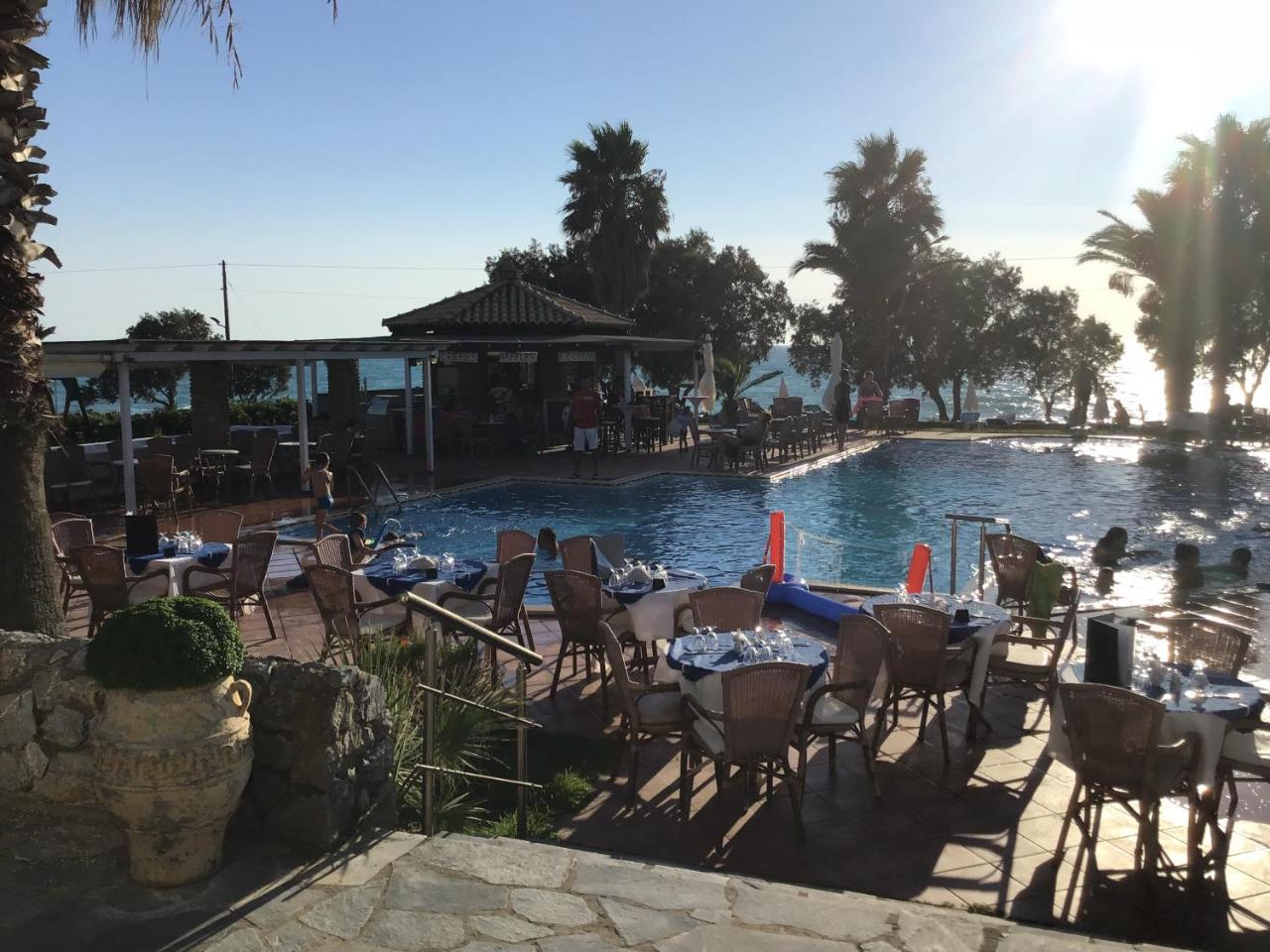 Hotel Oasis Kyparissia Exterior photo