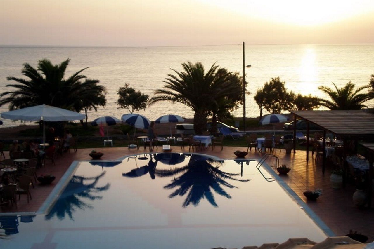Hotel Oasis Kyparissia Exterior photo
